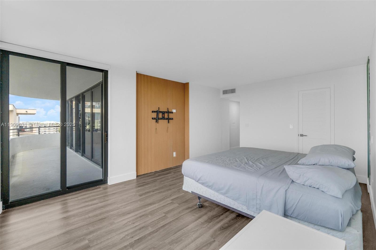 MAYFAIR HOUSE CONDO - Residential