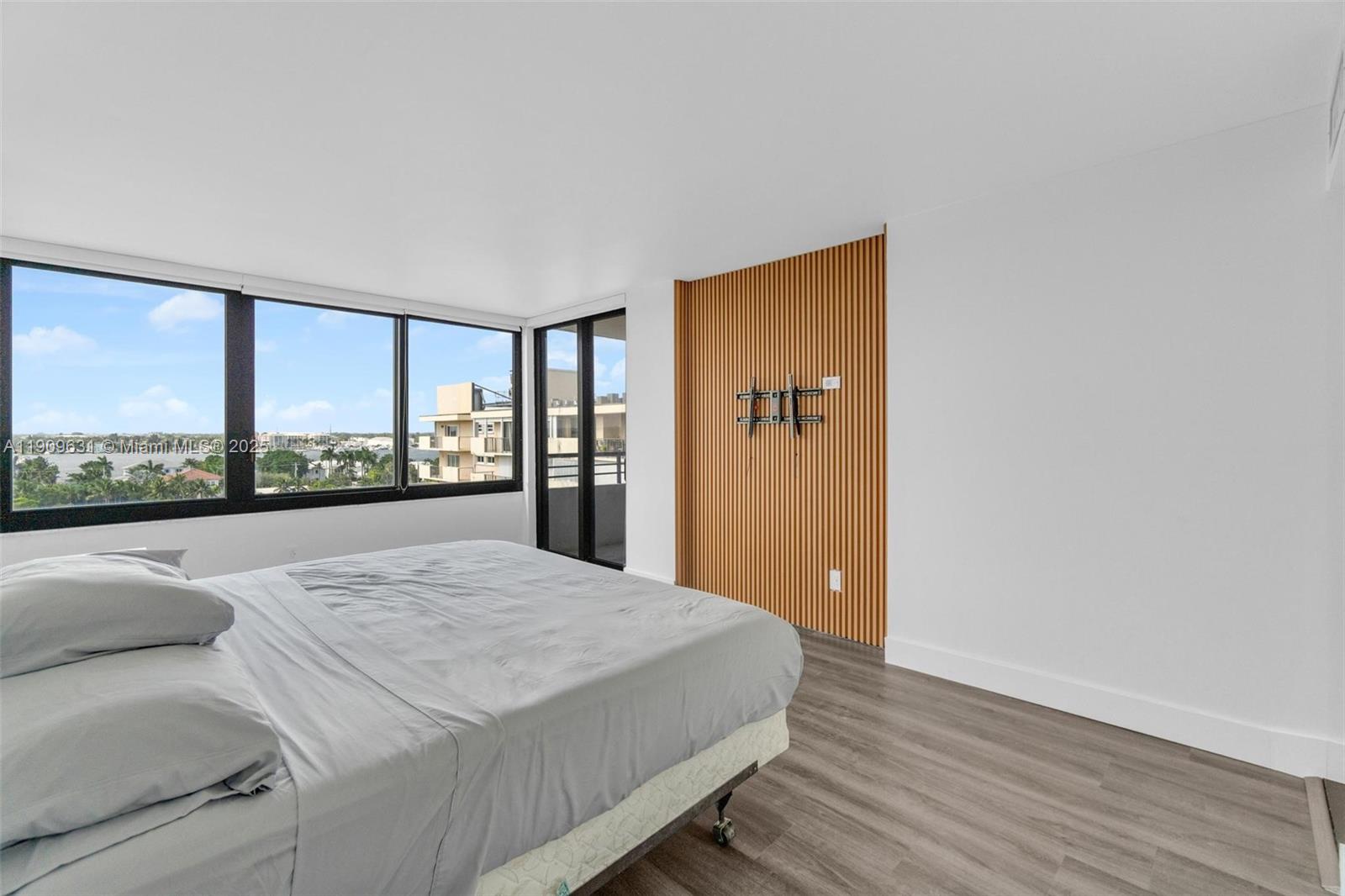 MAYFAIR HOUSE CONDO - Residential