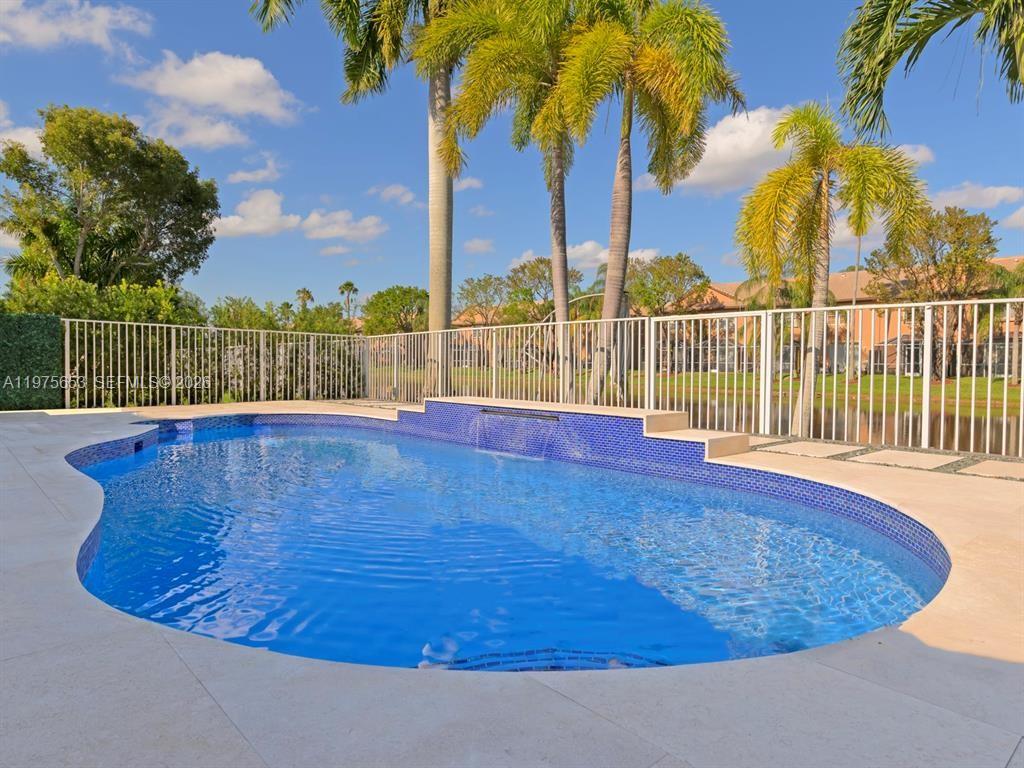 THE FALLS - Residential