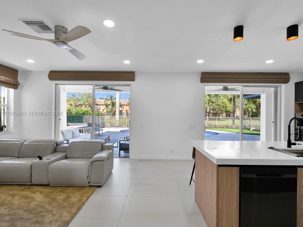 THE FALLS - Residential