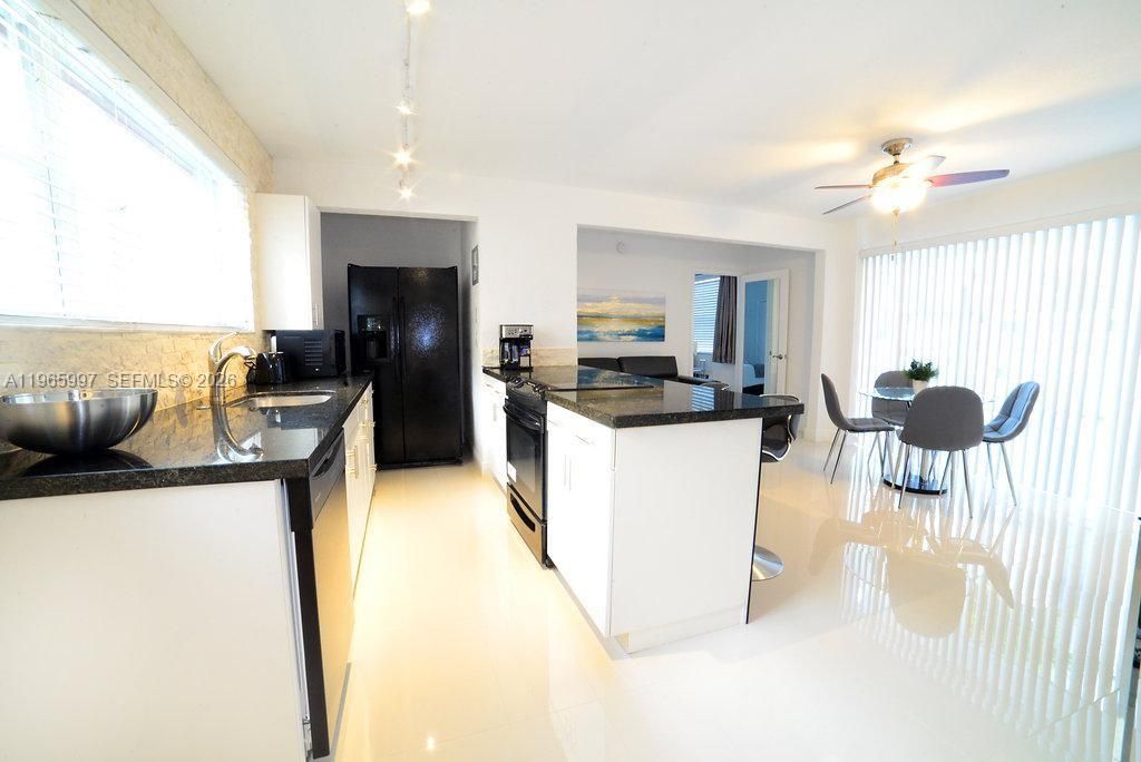 Photo of Hollywood, FL 33019 (MLS # A11965997)