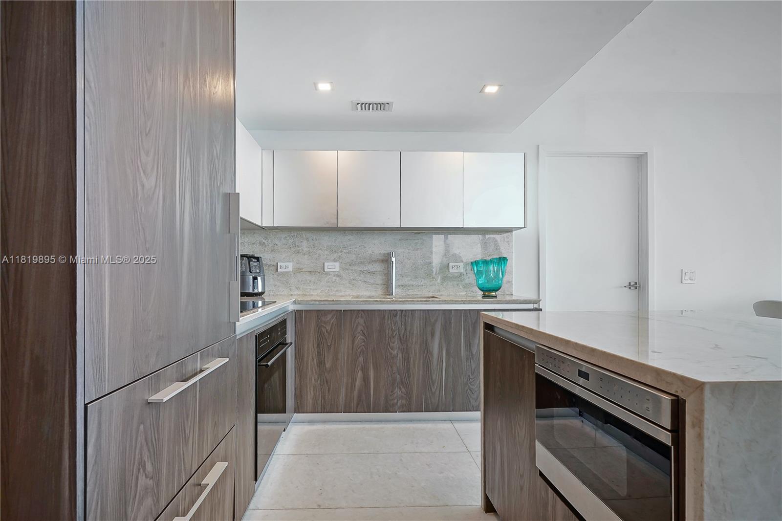 ONE PARAISO CONDO - Residential