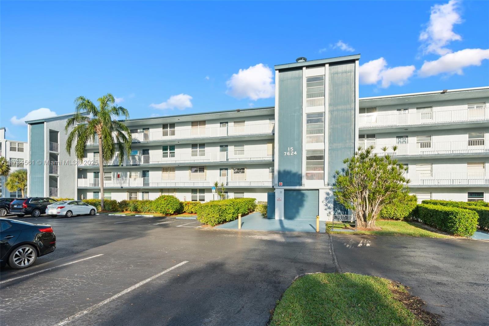 15 OF PALM SPRINGS 2 COND - Residential