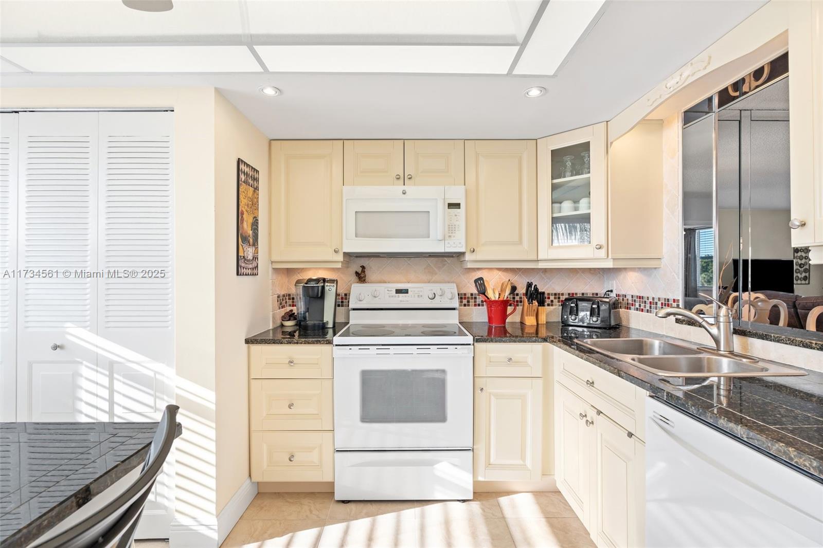 15 OF PALM SPRINGS 2 COND - Residential