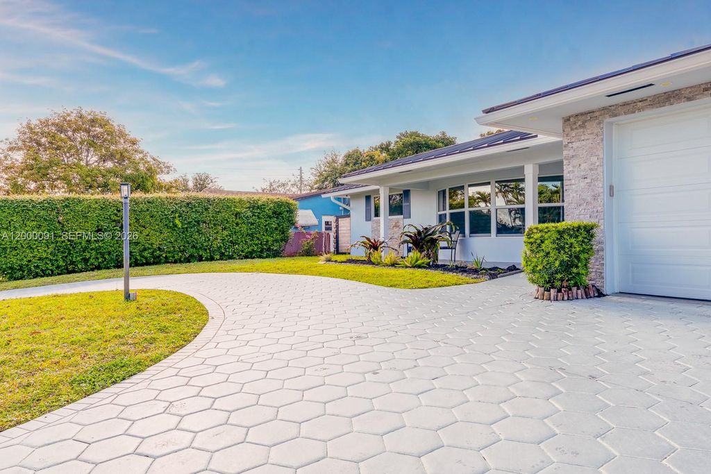 Photo of 5012 Grant St, Hollywood, FL 33021 (MLS # A12000091)