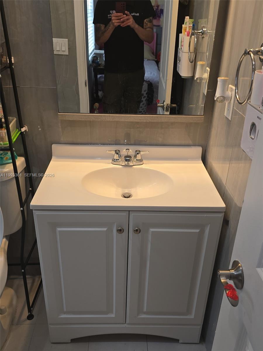 BISCAYNE BCH SUB - Residential Lease