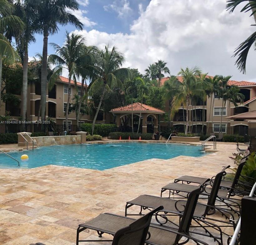 2/2 condo in the Marquesa comunity in Pembroke Pines, washer and dryer and private balcony. Gated community, pool, Gym, Racquetball court, Playground, bbq area and more. Near mall , highways, restaurant and schools.