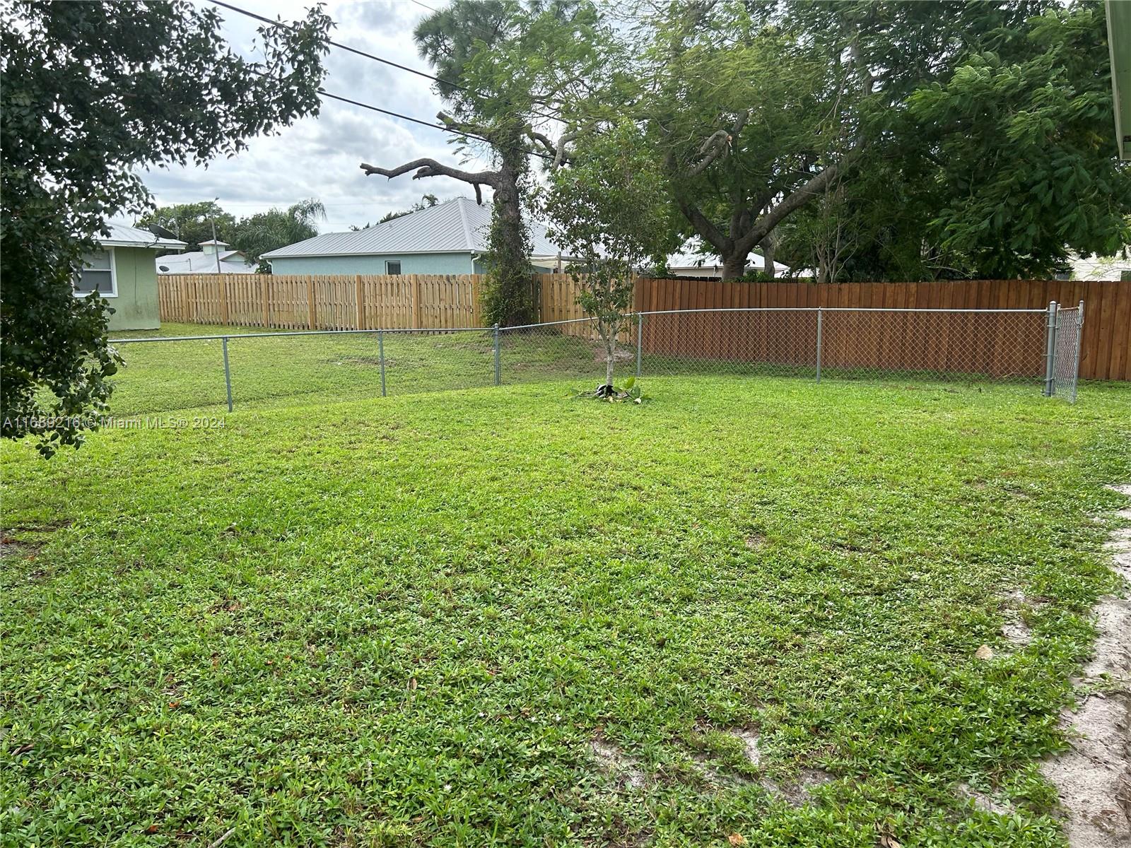 PALM LAKE PARK - Residential
