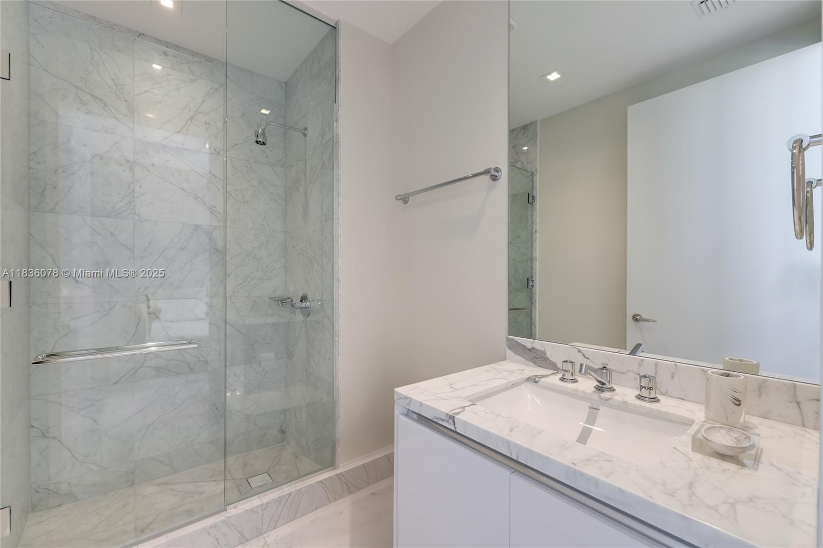 JADE SIGNATURE CONDO - Residential