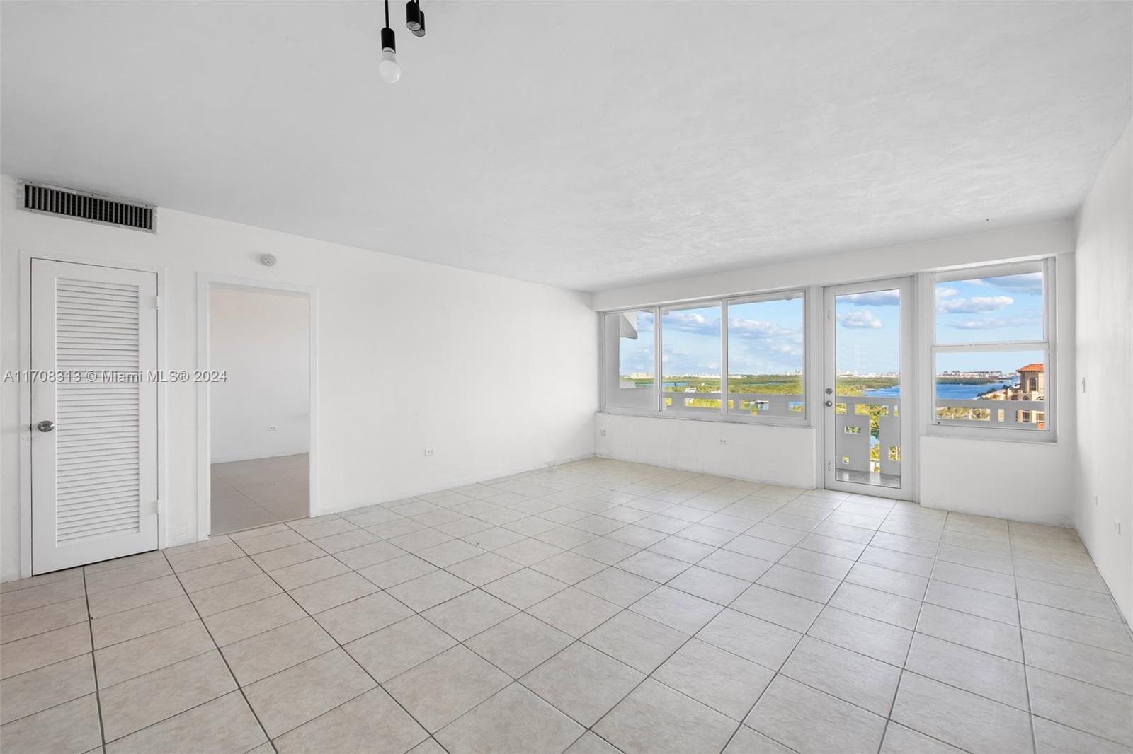 HOLLYWOOD TOWERS CONDO - Residential