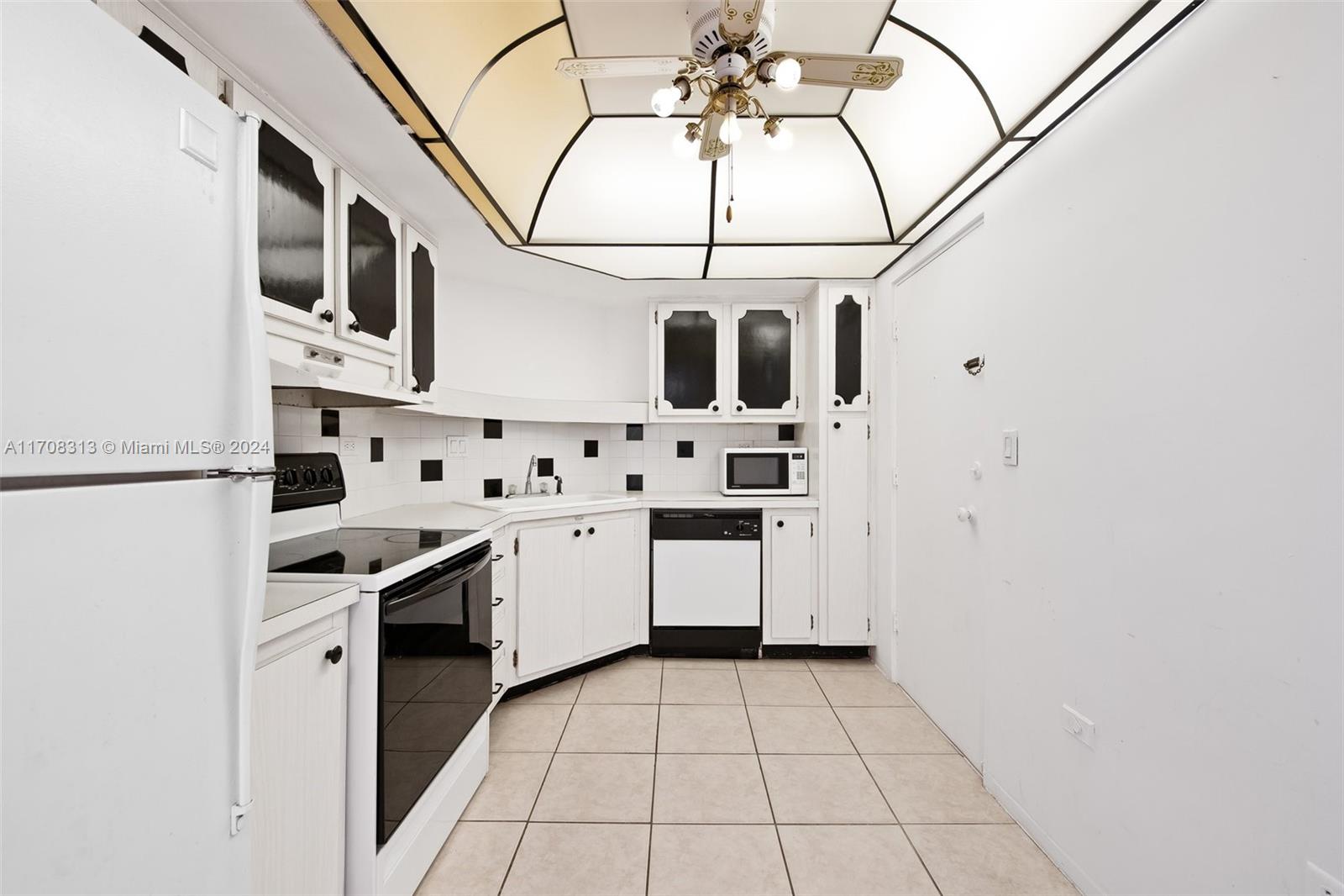 HOLLYWOOD TOWERS CONDO - Residential