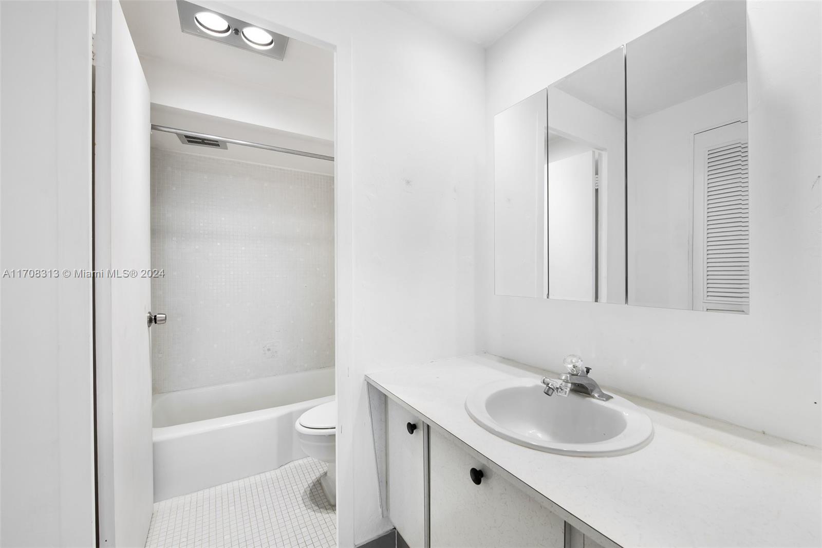 HOLLYWOOD TOWERS CONDO - Residential