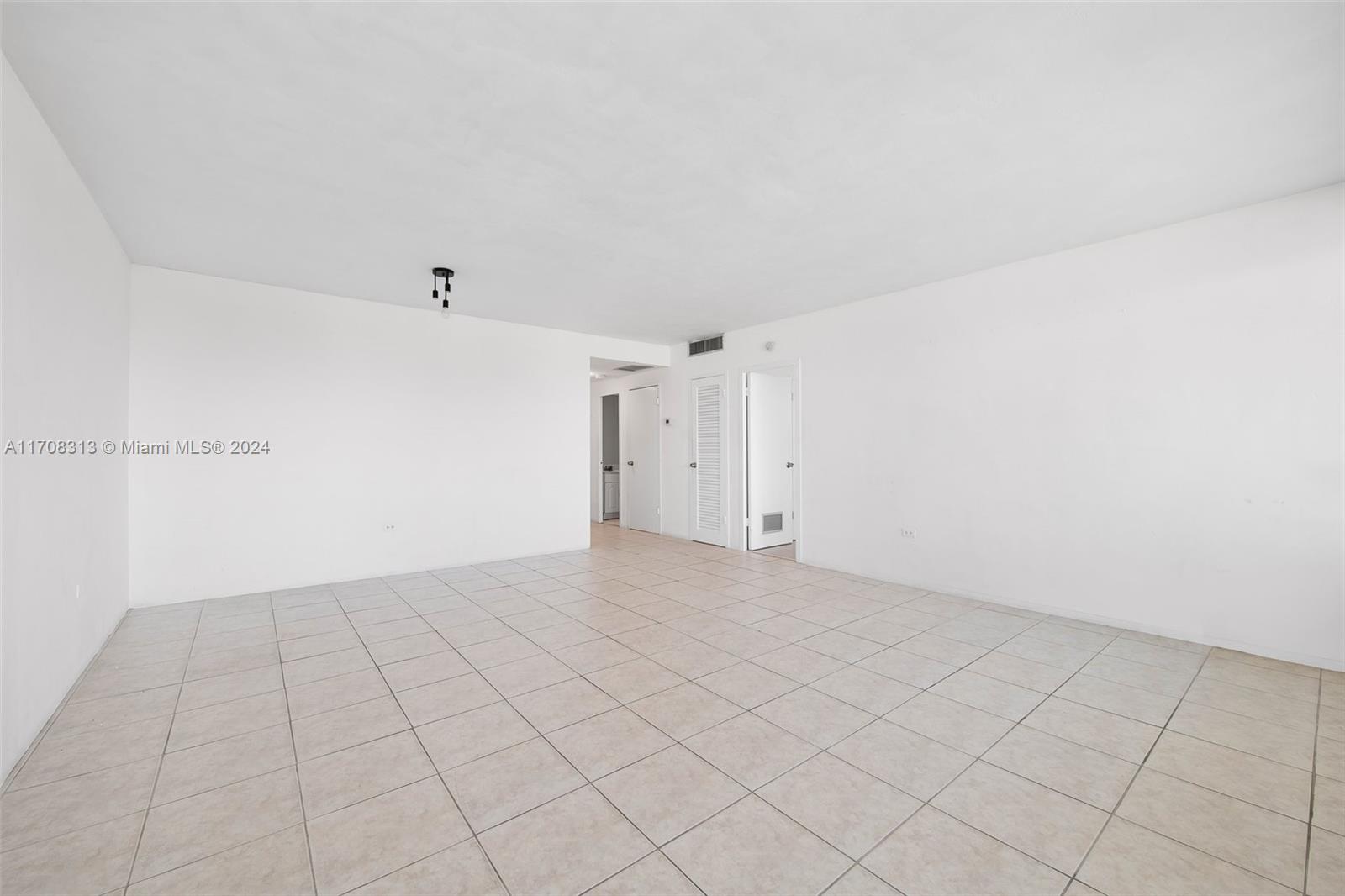 HOLLYWOOD TOWERS CONDO - Residential