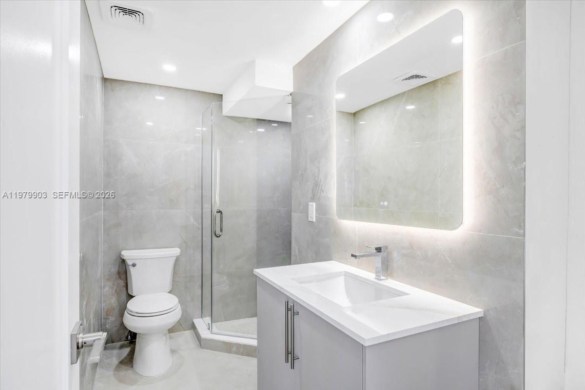 HOLLYWOOD TOWERS CONDO - Residential Lease