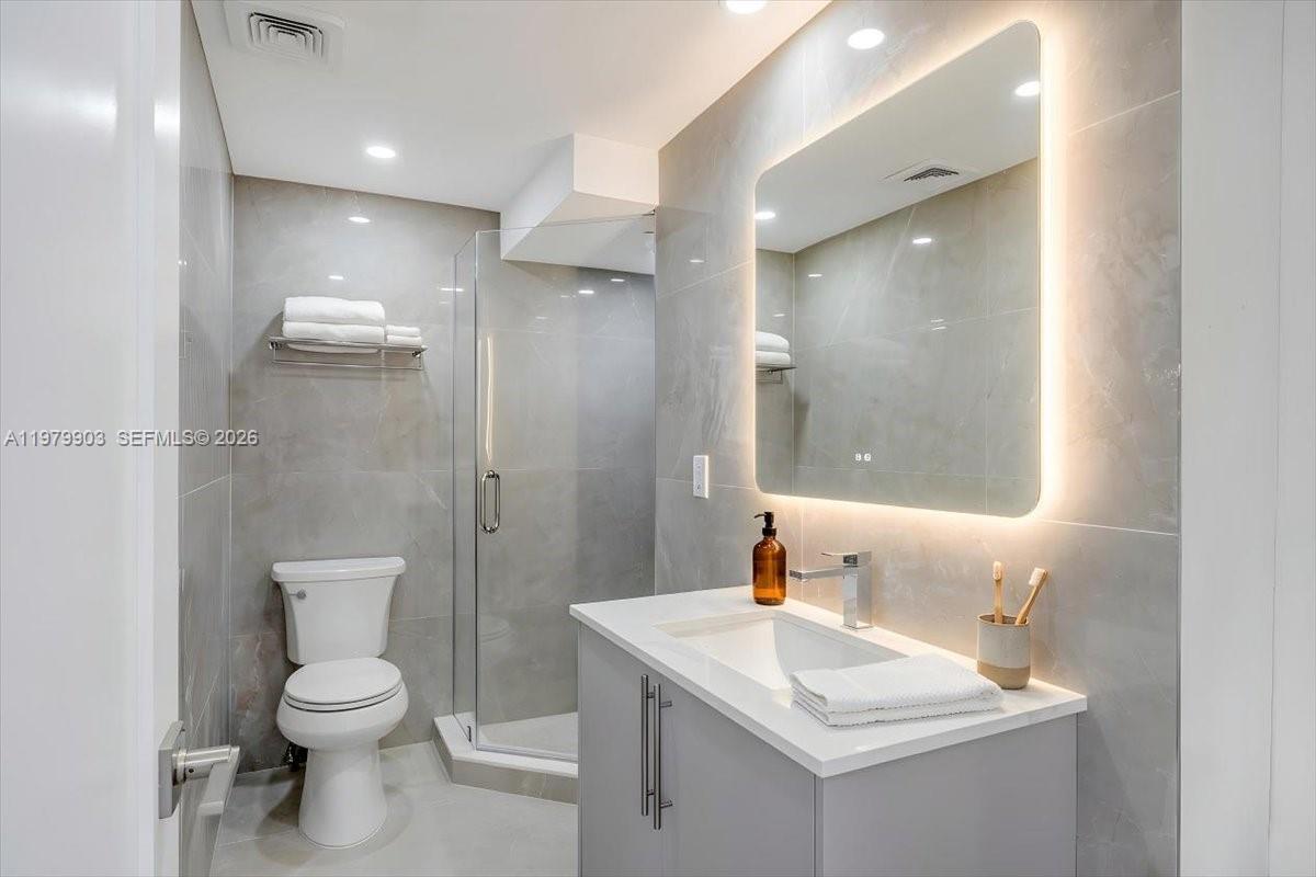 HOLLYWOOD TOWERS CONDO - Residential Lease