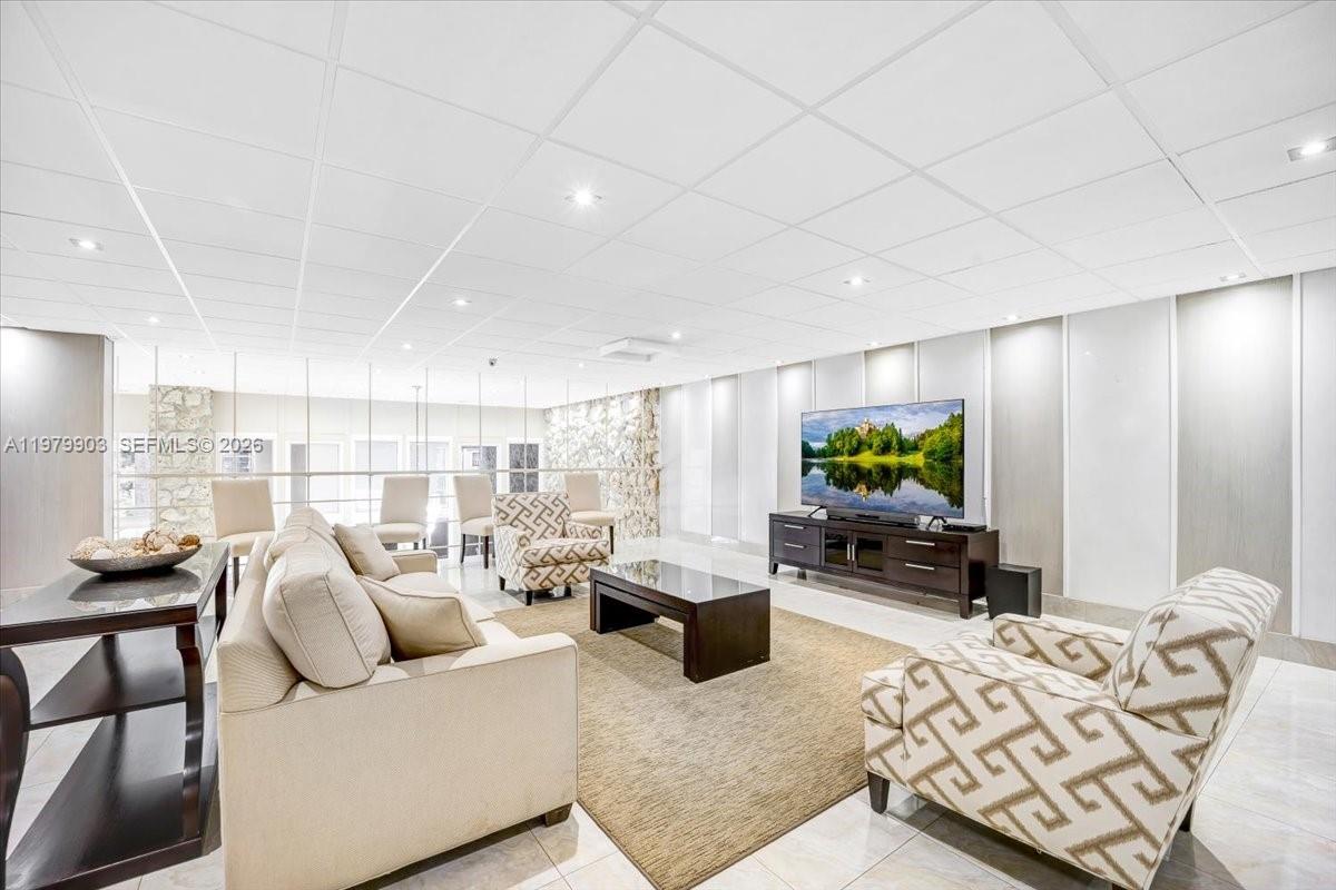 HOLLYWOOD TOWERS CONDO - Residential Lease