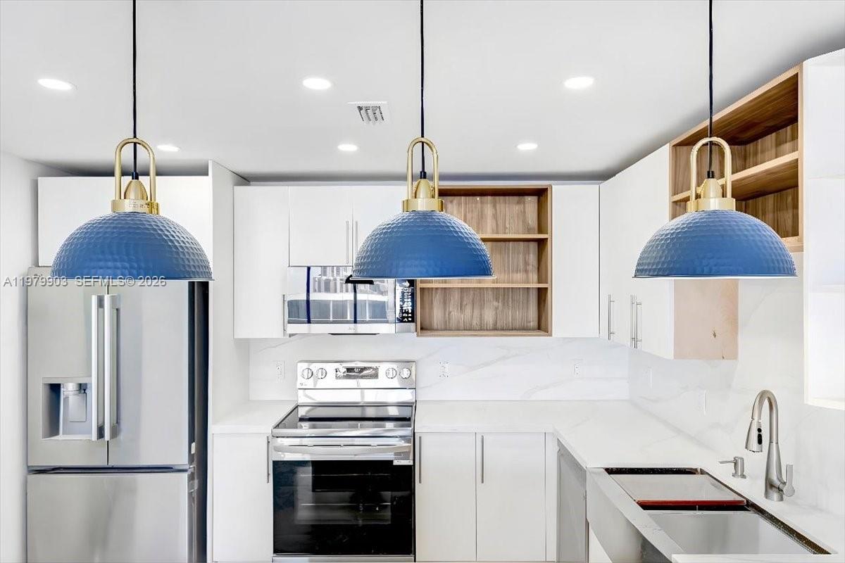 HOLLYWOOD TOWERS CONDO - Residential Lease