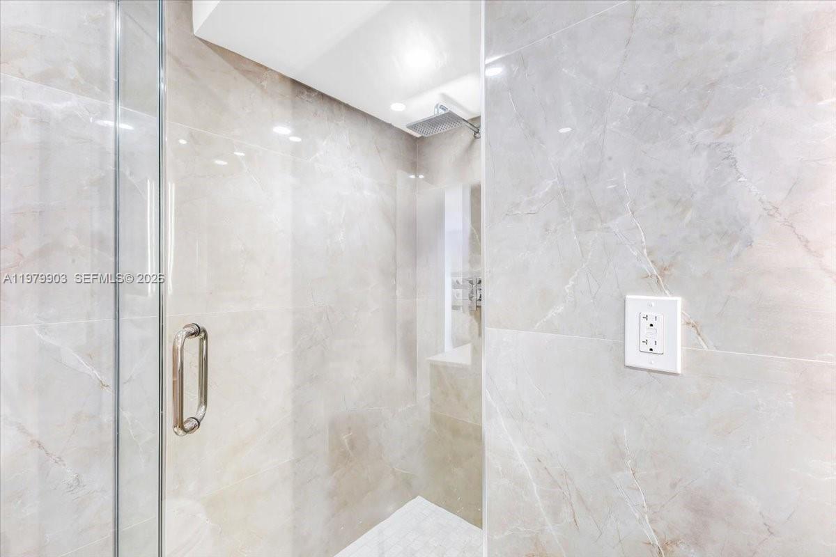 HOLLYWOOD TOWERS CONDO - Residential Lease