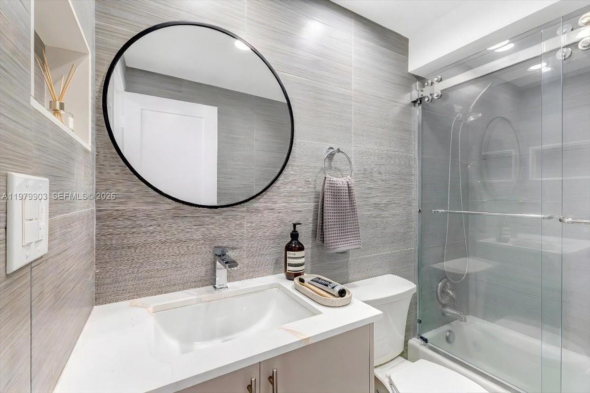 HOLLYWOOD TOWERS CONDO - Residential Lease