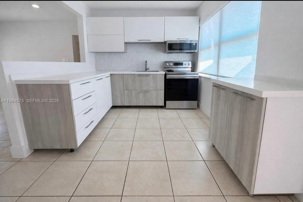 HOLLYWOOD LITTLE RANCHES - Residential