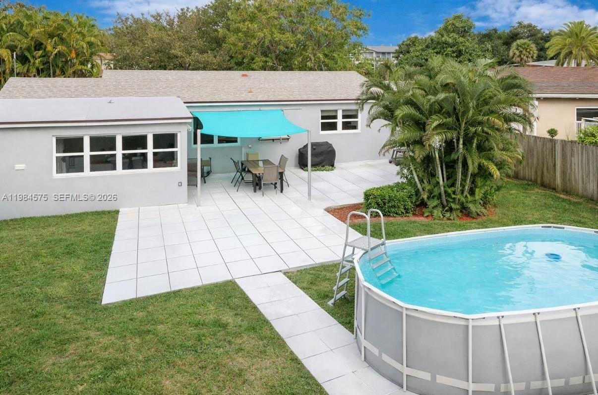 HOLLYWOOD LITTLE RANCHES - Residential