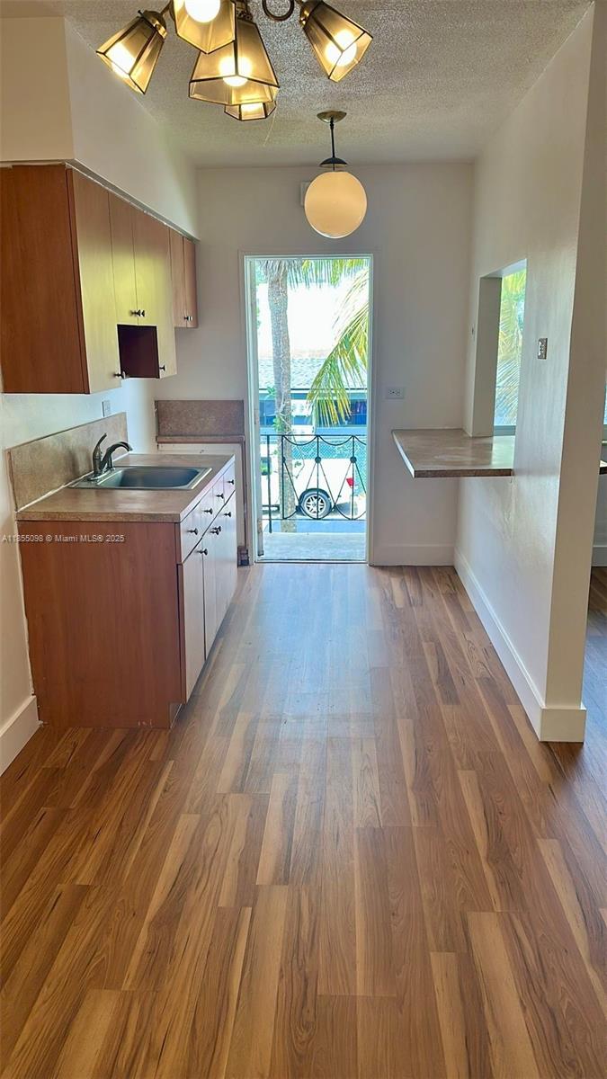 Renovated!! 1 bedroom, 1 bathroom. Renovated bathroom, new floors, and freshly painted. Excellent location and very quiet. Don’t miss this opportunity. Easy to show.