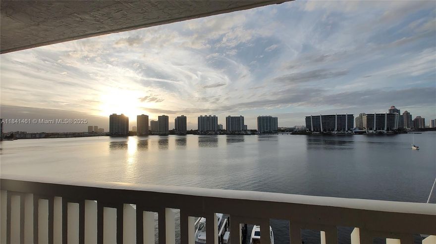 1 MILLION $ VIEW FROM EVERY WINDOWS !!!!! Nice remodeled 2/2 with a new kitchen, remodeled bathrooms, and freshly painted. Across from the school and 2 min walk to the shops. 7 min from the beach !!!!! garage space with a possibility  rent a 2 ND spaces and boat sleep. PRICE DOWN AND FIRM. !!!