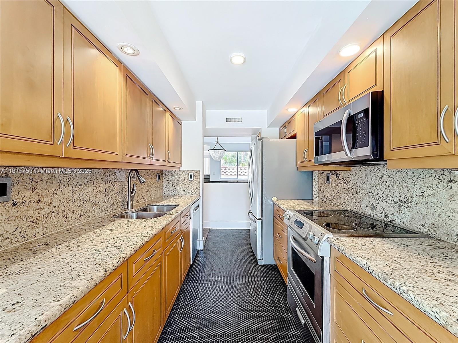 GOLDEN POINTE - Residential Lease