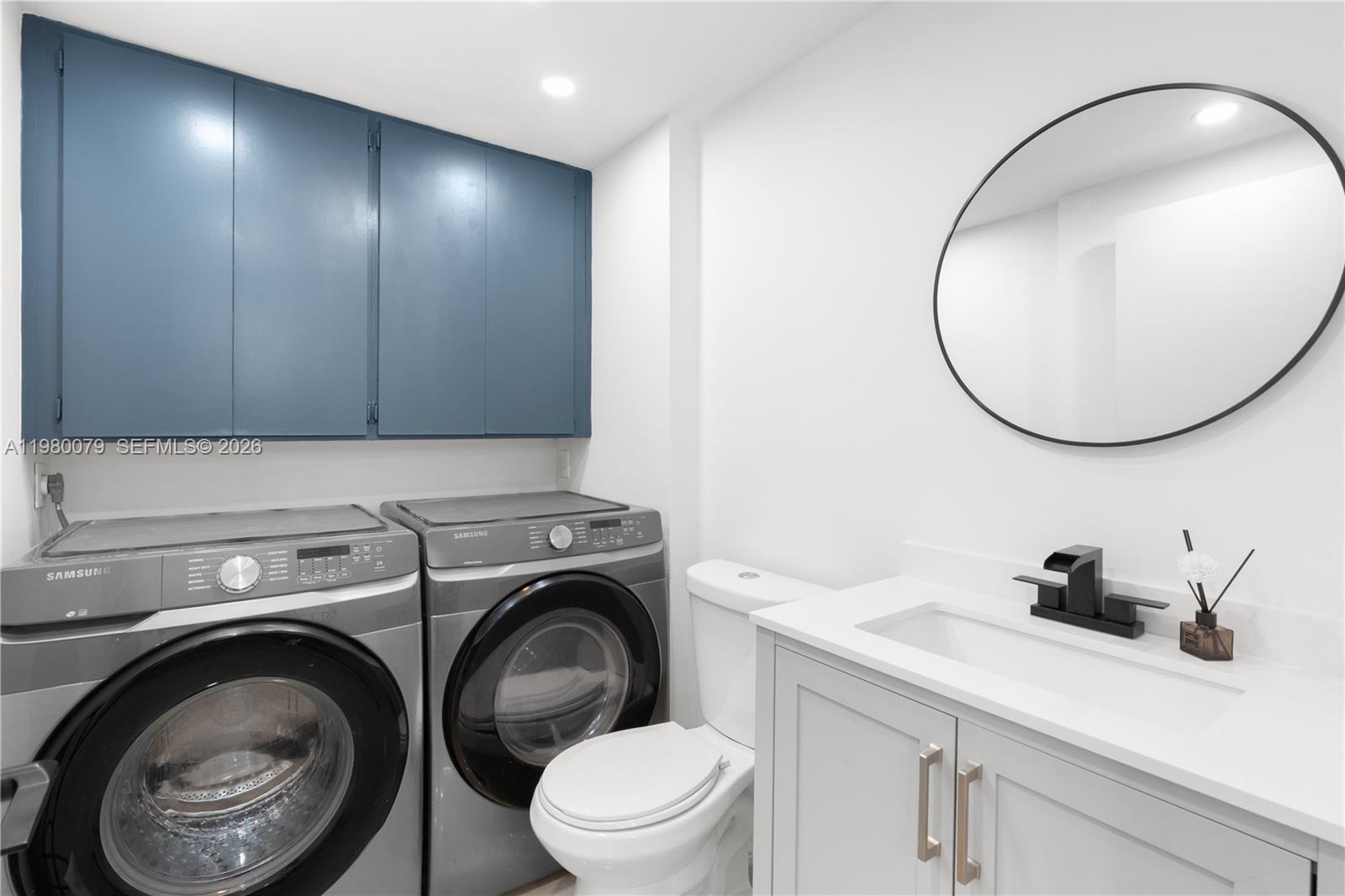 WATERSIDE LUXURY TOWNHOME - Residential