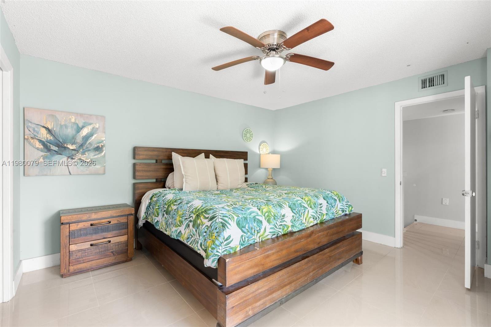 WATERSIDE LUXURY TOWNHOME - Residential