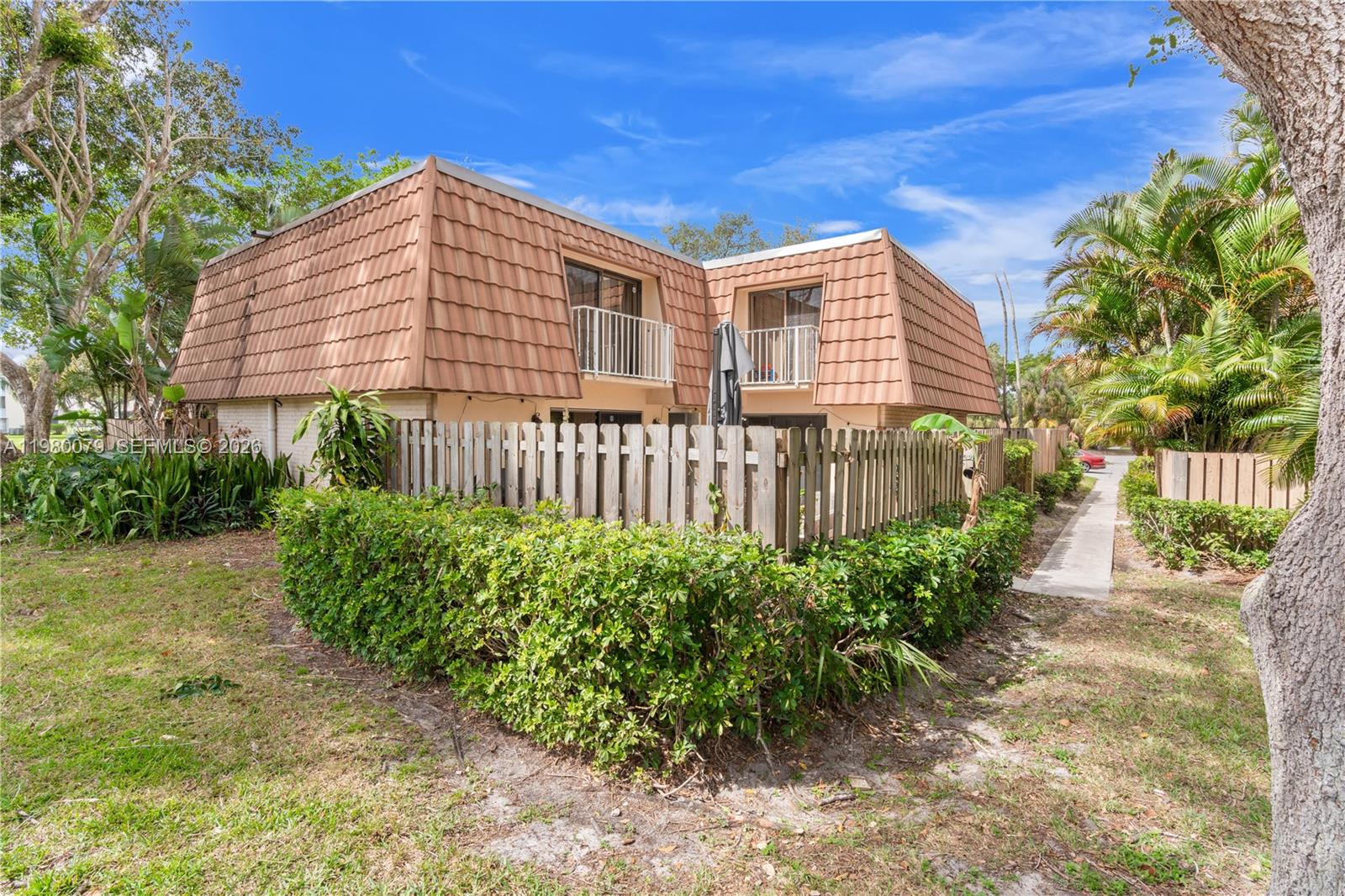 WATERSIDE LUXURY TOWNHOME - Residential