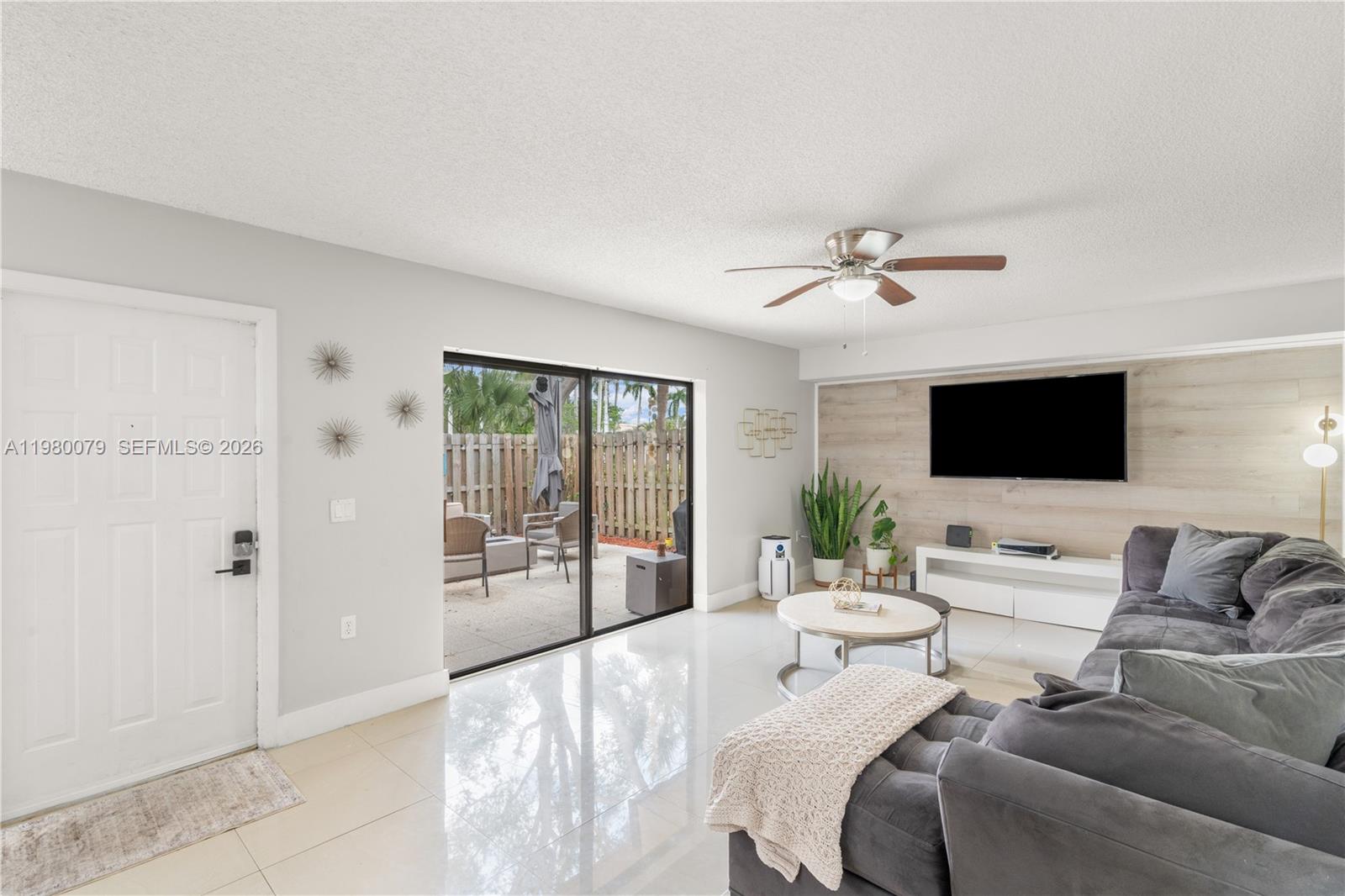 WATERSIDE LUXURY TOWNHOME - Residential