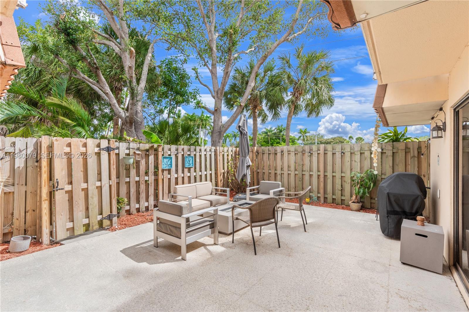 WATERSIDE LUXURY TOWNHOME - Residential