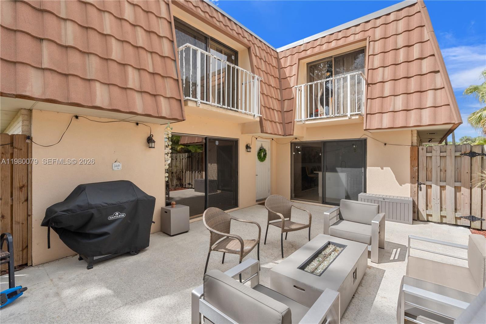 WATERSIDE LUXURY TOWNHOME - Residential