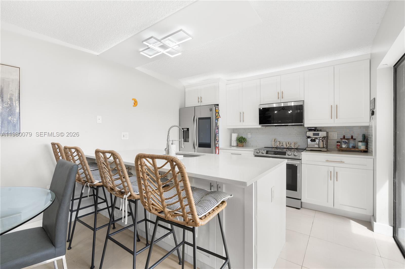 WATERSIDE LUXURY TOWNHOME - Residential