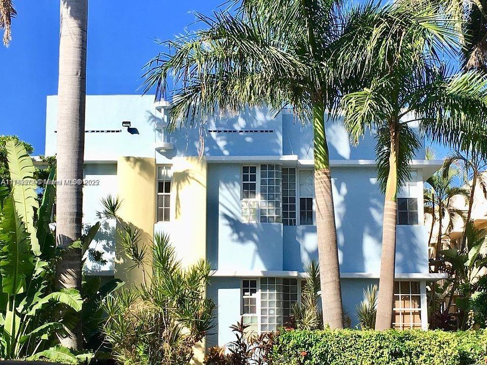 Cozy studio apartment in historic Art Deco building. Centrally located in South Beach, walking distance to the beach, supermarkets, Meridian Park, restaurants and all the attractions and activities Miami Beach has to offer.
Unit 2 is available for twelve months term with the option of renewal.