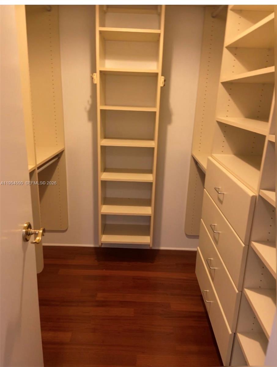 MAJESTIC TOWER - Residential