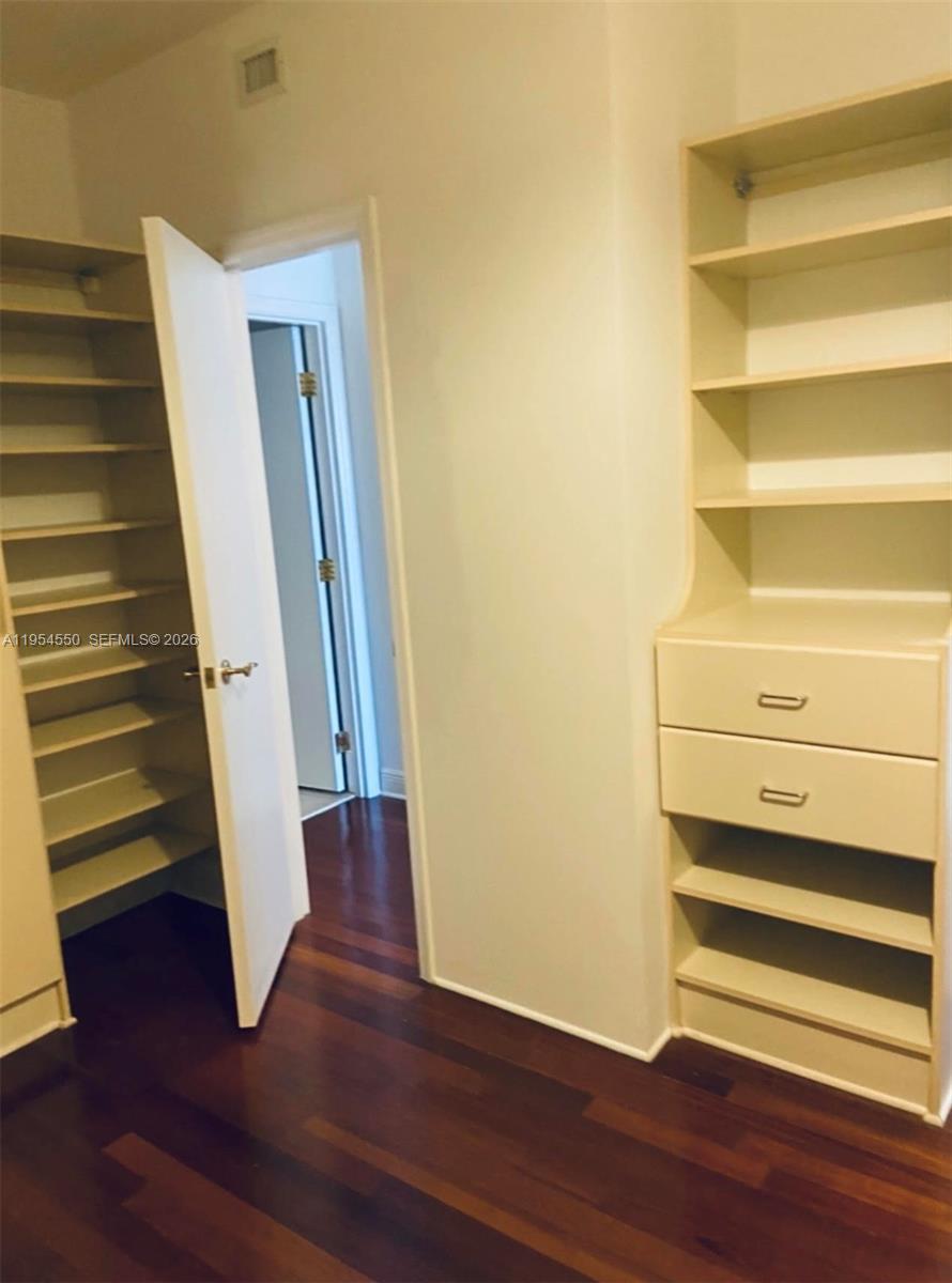 MAJESTIC TOWER - Residential