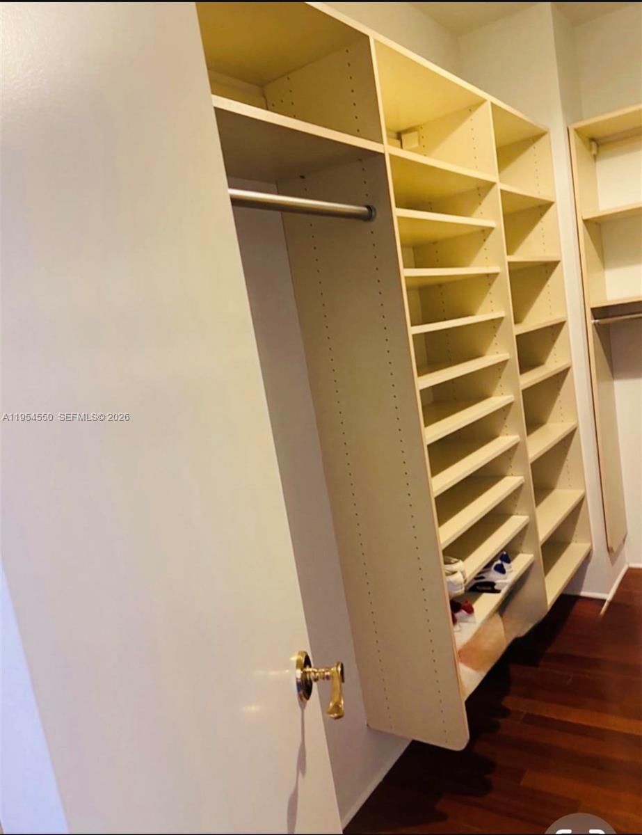 MAJESTIC TOWER - Residential