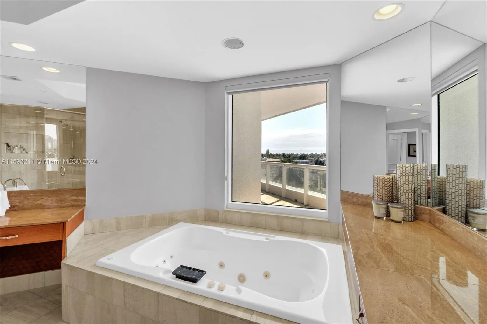 Aventura, Florida 33180, United States, 3 Bedrooms Bedrooms, ,4 BathroomsBathrooms,Residential,Active,32835