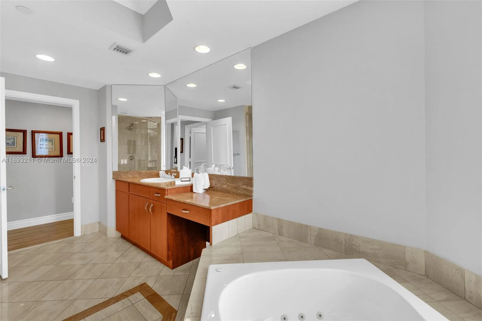 Aventura, Florida 33180, United States, 3 Bedrooms Bedrooms, ,4 BathroomsBathrooms,Residential,Active,32835