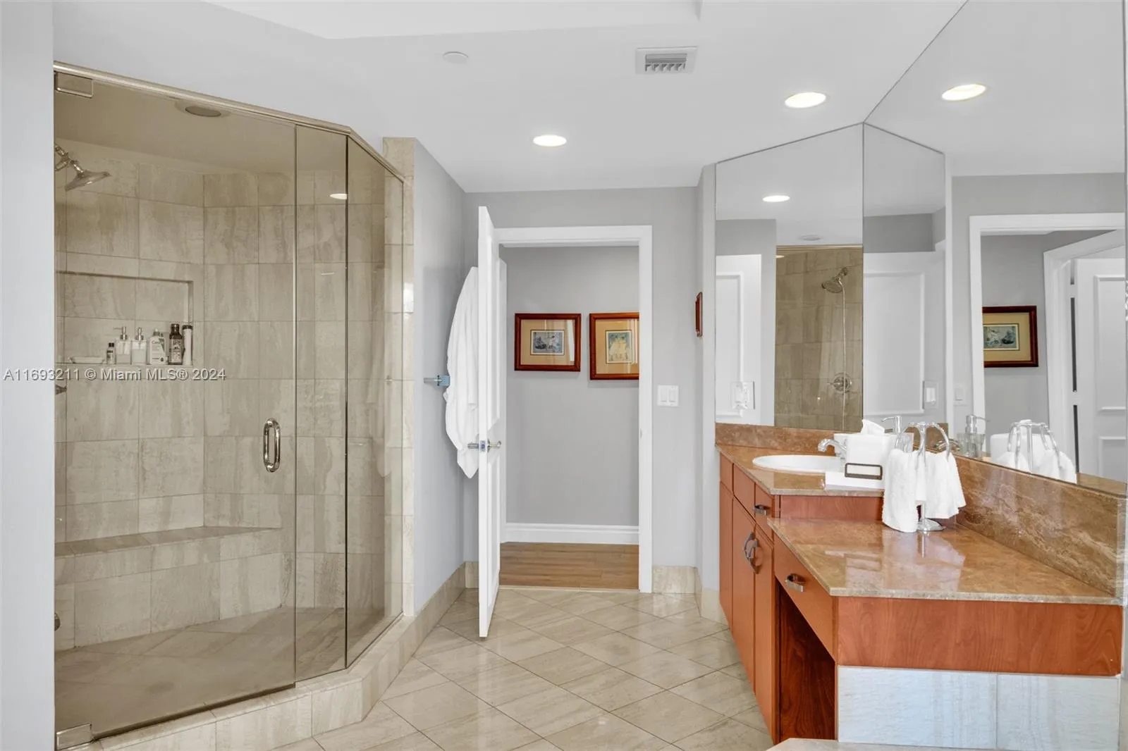 Aventura, Florida 33180, United States, 3 Bedrooms Bedrooms, ,4 BathroomsBathrooms,Residential,Active,32835