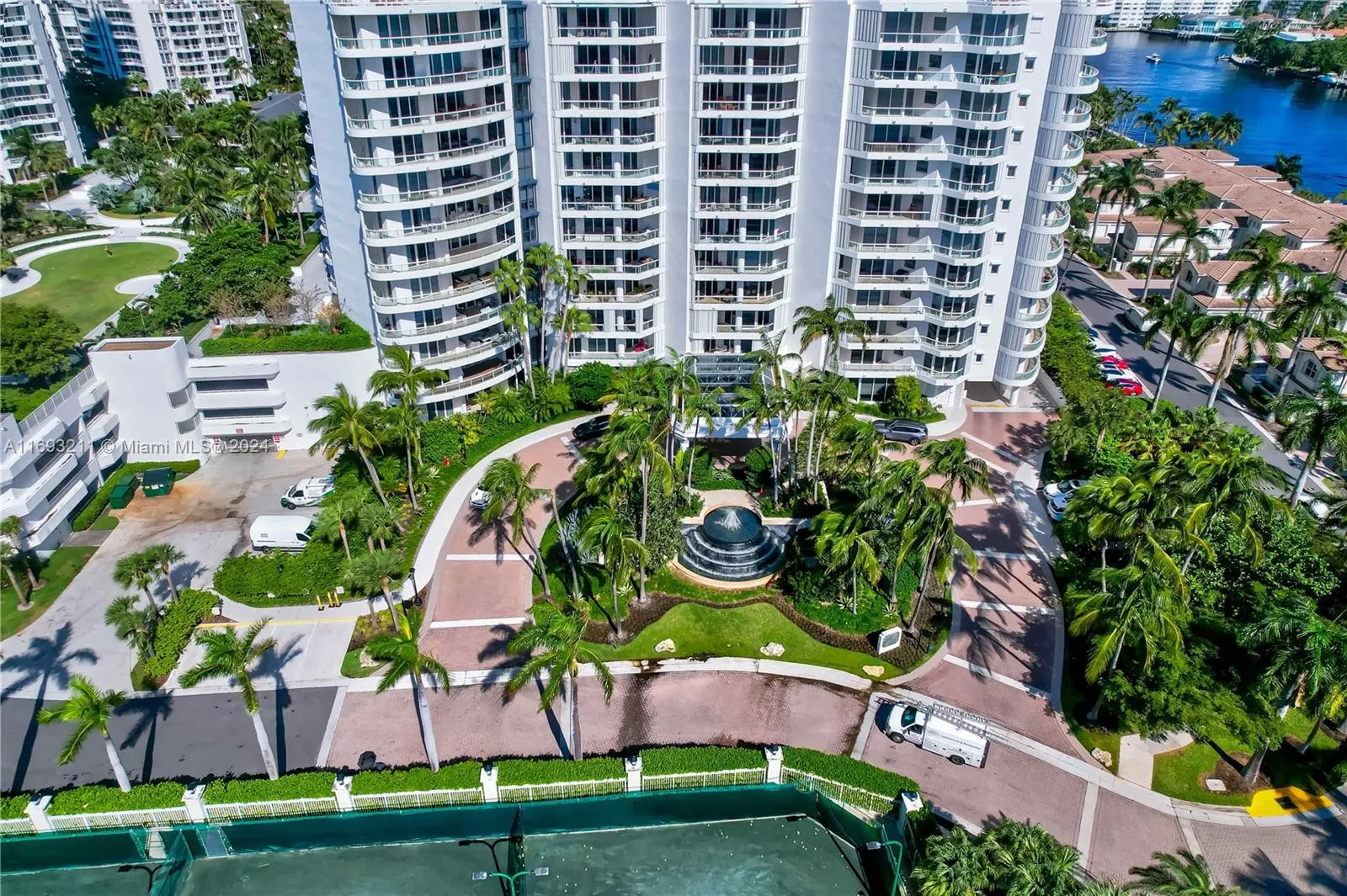 Aventura, Florida 33180, United States, 3 Bedrooms Bedrooms, ,4 BathroomsBathrooms,Residential,Active,32835