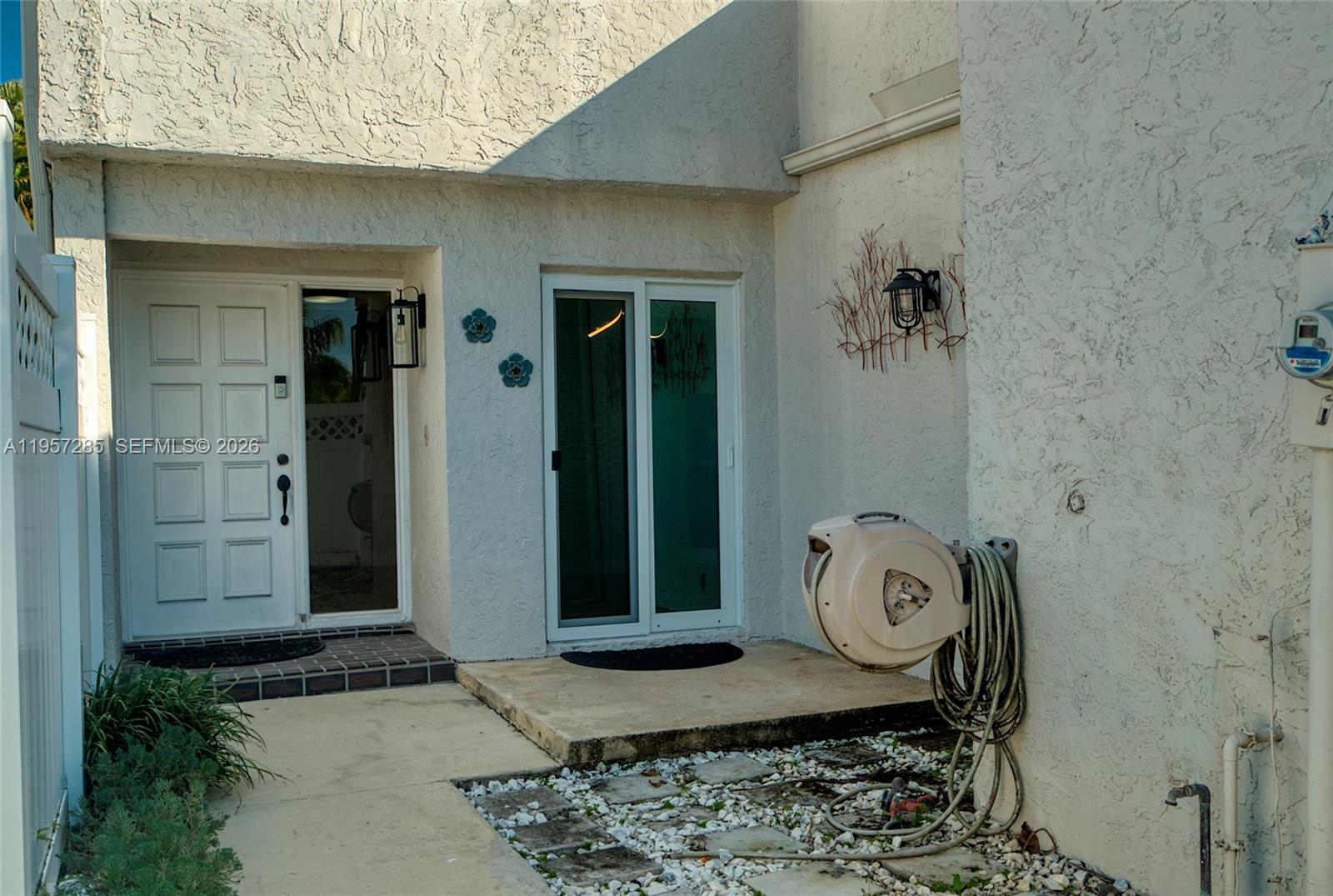 6768 Canary Palm Cir