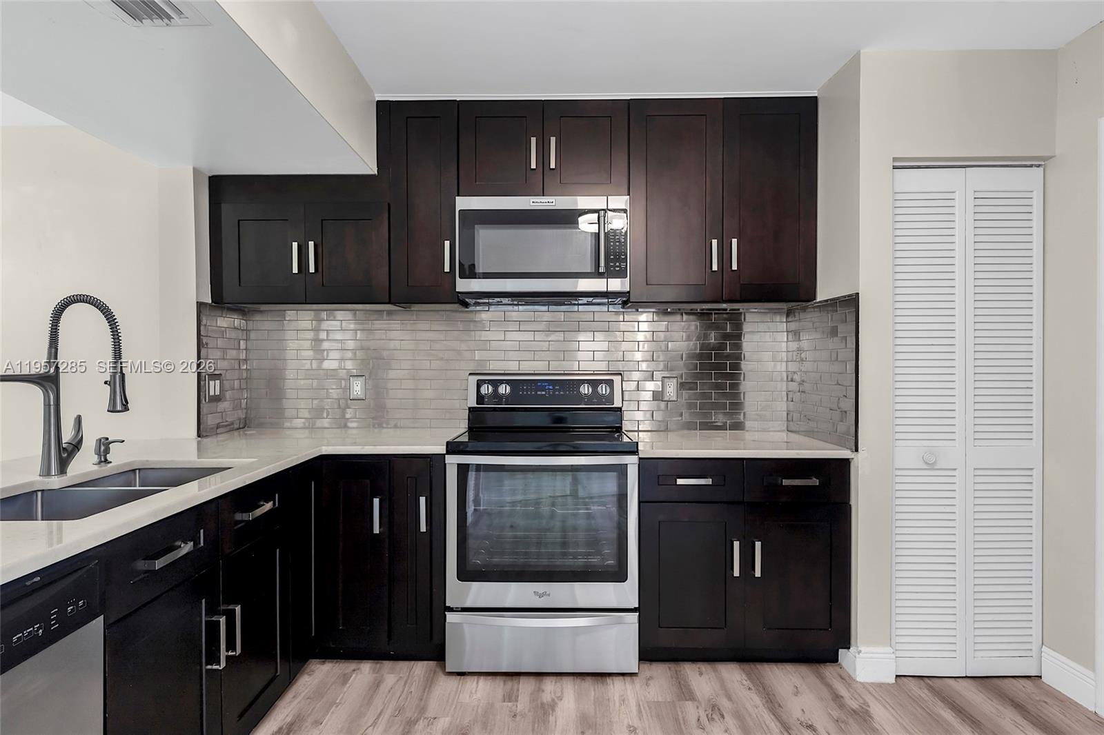 CANARY PALM CLUB - Residential