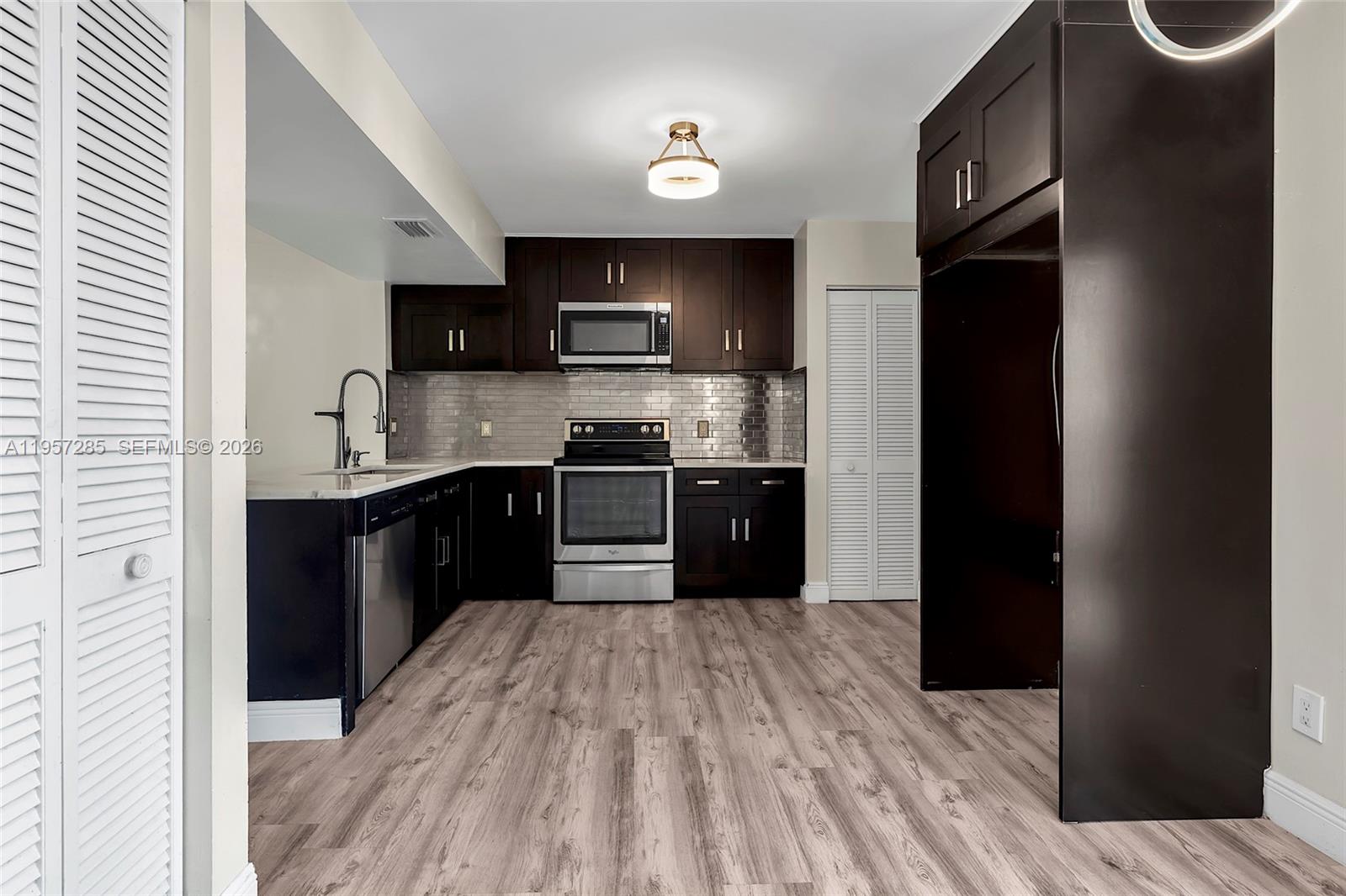 6768 Canary Palm Cir