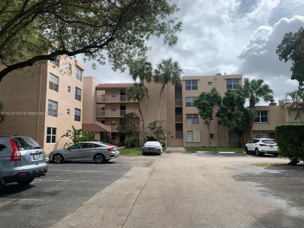 Very nice one bedroom unit in Davie. Balcony with nice and pleasant view of garden and lake. Unit is
rented until end of March 2024. Unit features tiled floors and laminated floors in bedroom and living room. Excellent area, near universities and major highways, one assigned parking and multiple guest parking spots. Showing assist - By appointment only. As per association min credit score 650.