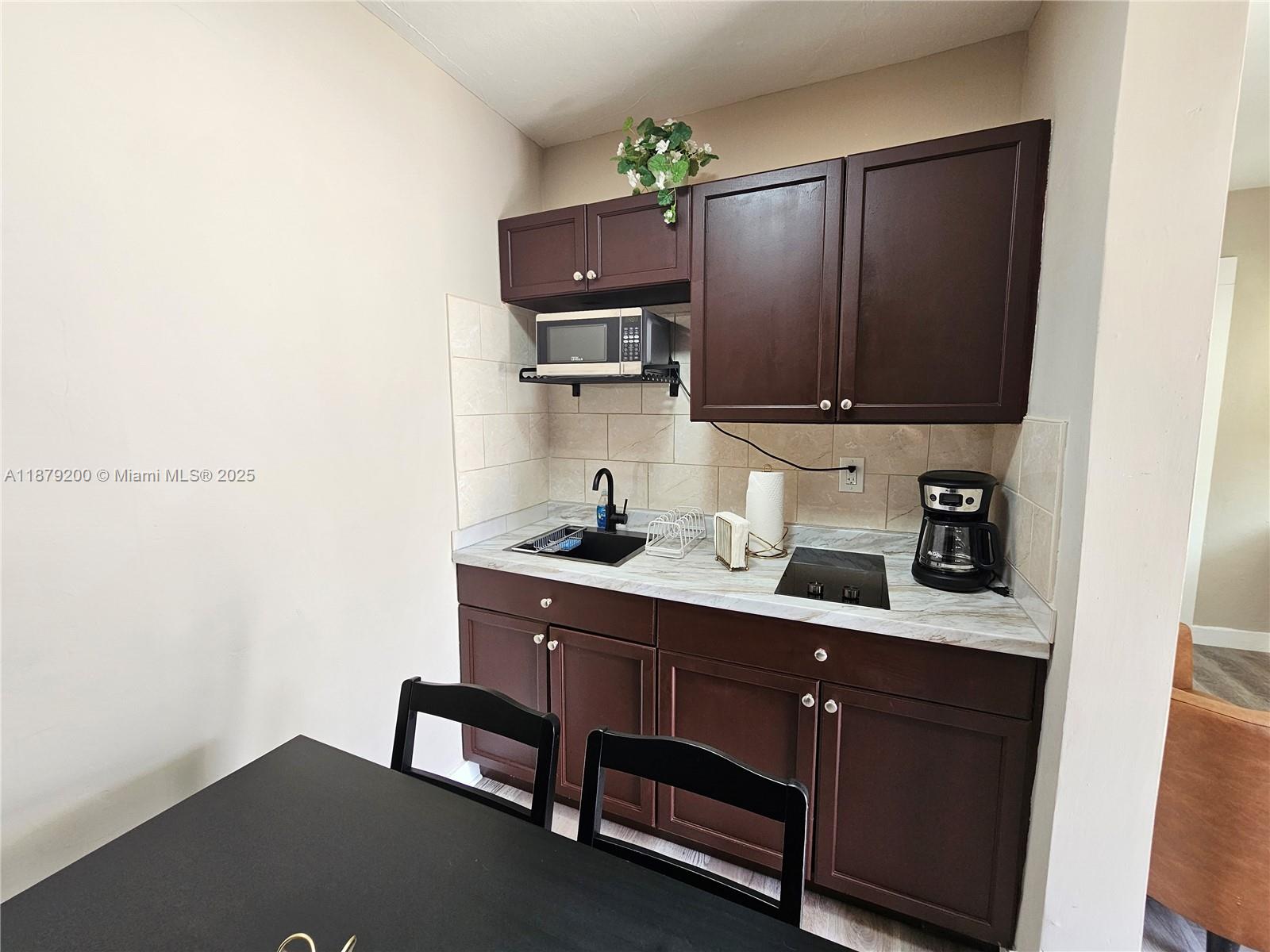 LAWRENCE ESTATES LAND COS - Residential Lease