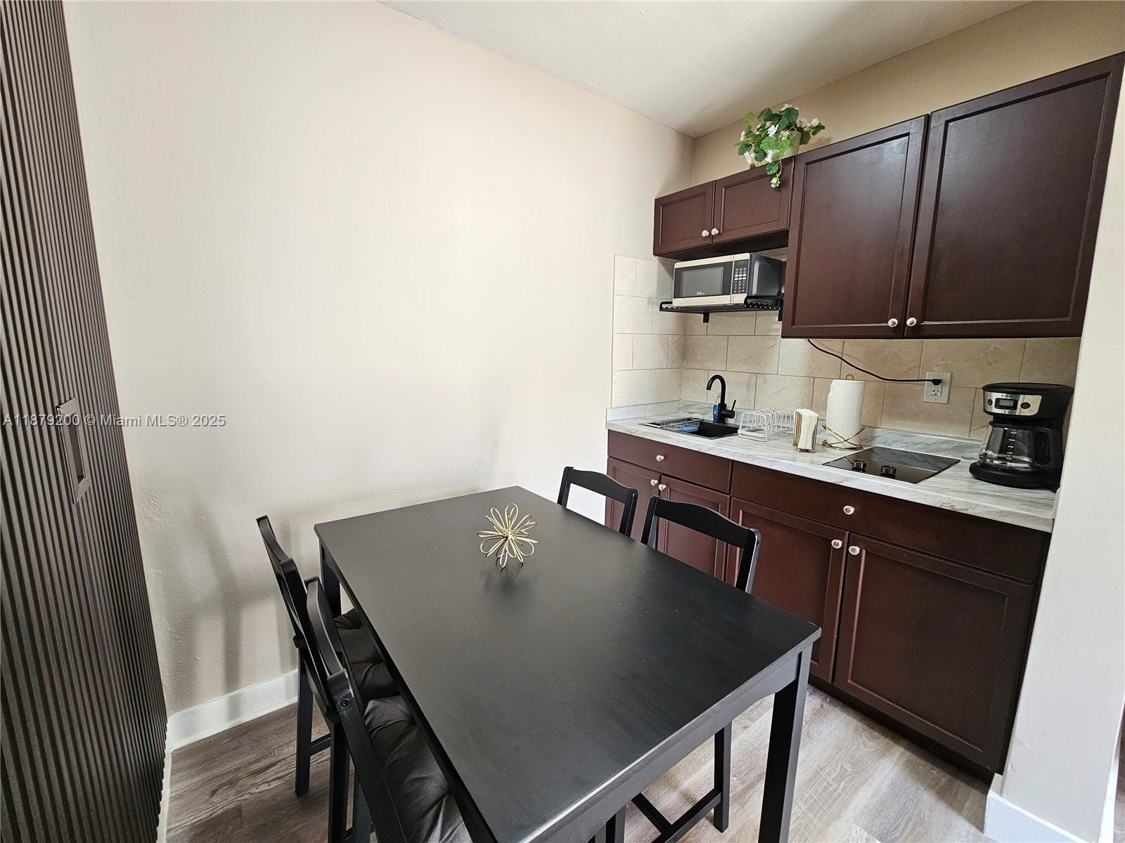 LAWRENCE ESTATES LAND COS - Residential Lease