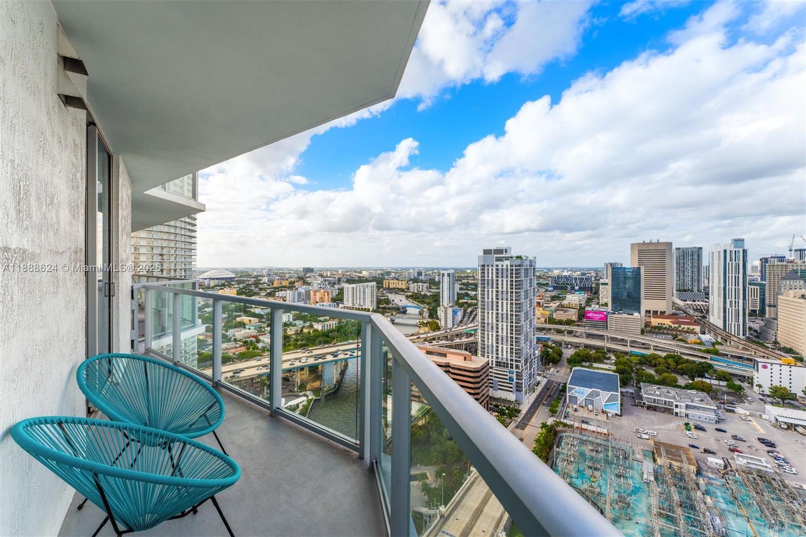 LATITUDE ON THE RIVER CON - Residential